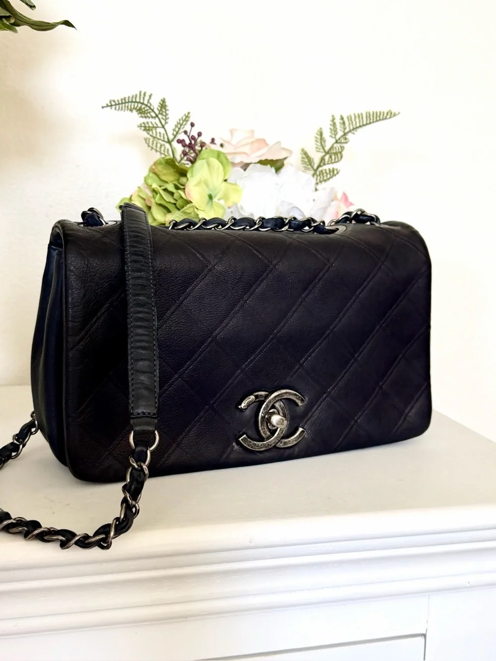 Authentic two tone lambskin Chanel bag - Picture 3 of 14